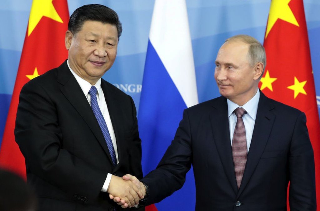 Xi and Putin shake hands in 2018