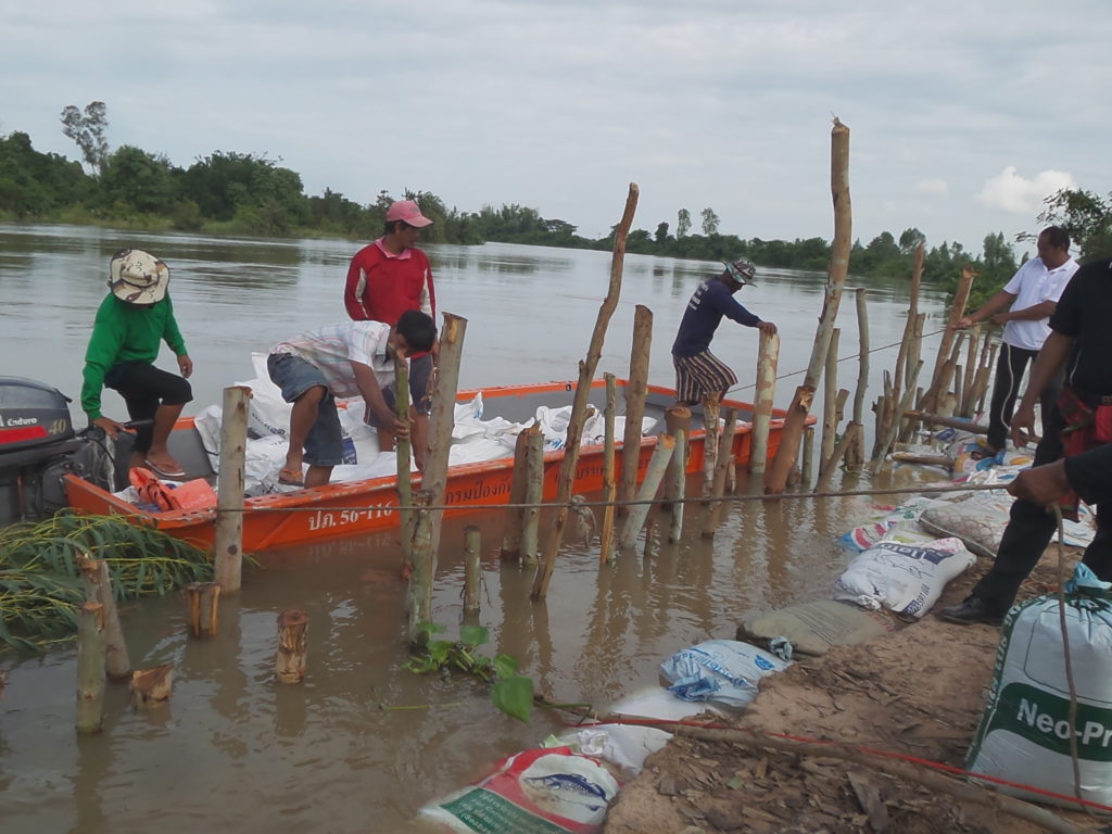 ชาวบ้านร้อยเอ็ดระดมกั้นน้ำชีล้น 2 ฝั่ง ยังต้องการกระสอบทรายอีก 3 หมื่นใบ