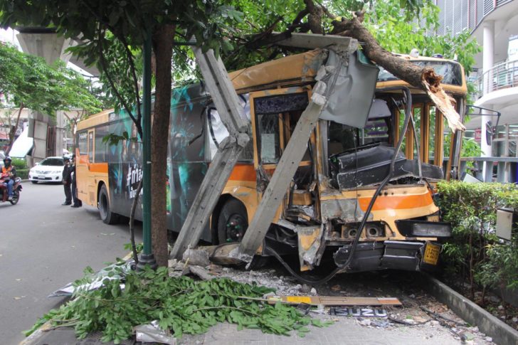 ชัลเทิลบัสพังยับ เสยฟุตปาธชนเสาไฟสะพานควาย คนขับเจ็บ โชคดีไม่มีผู้โดยสารบนรถ