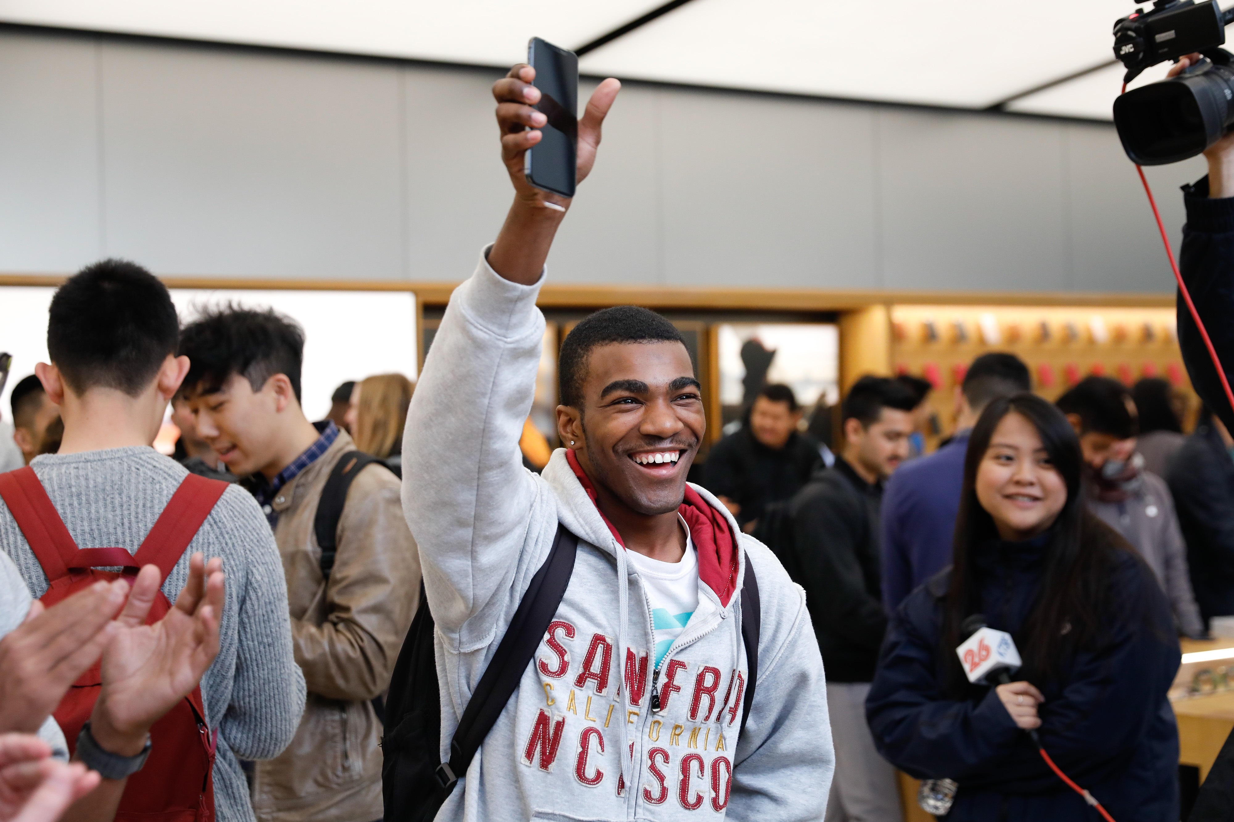สาวกเเอปเปิลซื้อ “iPhone X” ขายต่อ “คนขี้เกียจเข้าเเถว”ราคาพุ่งถึงเครื่องละ 200,000 บาท