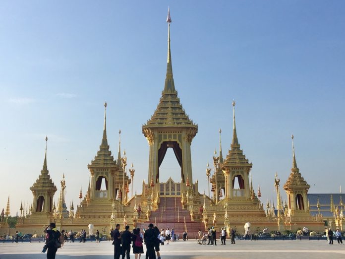 ประชาชนหลั่งไหลเข้าชมพระเมรุมาศต่อเนื่อง จนท.ขอความร่วมมือไม่จับสิ่งของจัดแสดง