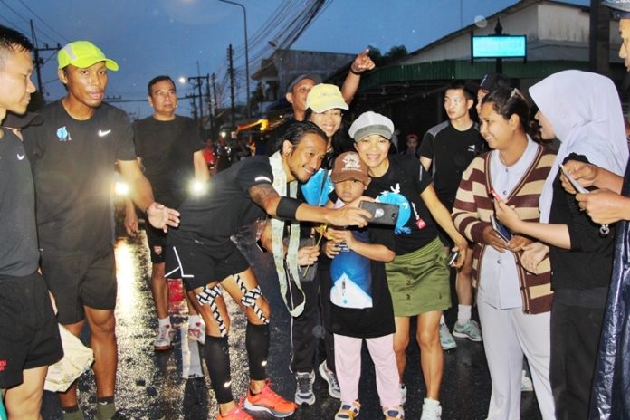 เจออุปสรรคฝนตกหนักวันที่ 4 “ตูน” ออกวิ่งสตาร์ทก่อนกำหนดสู่ปัตตานี ก่อนหยุดพัก 1 วัน