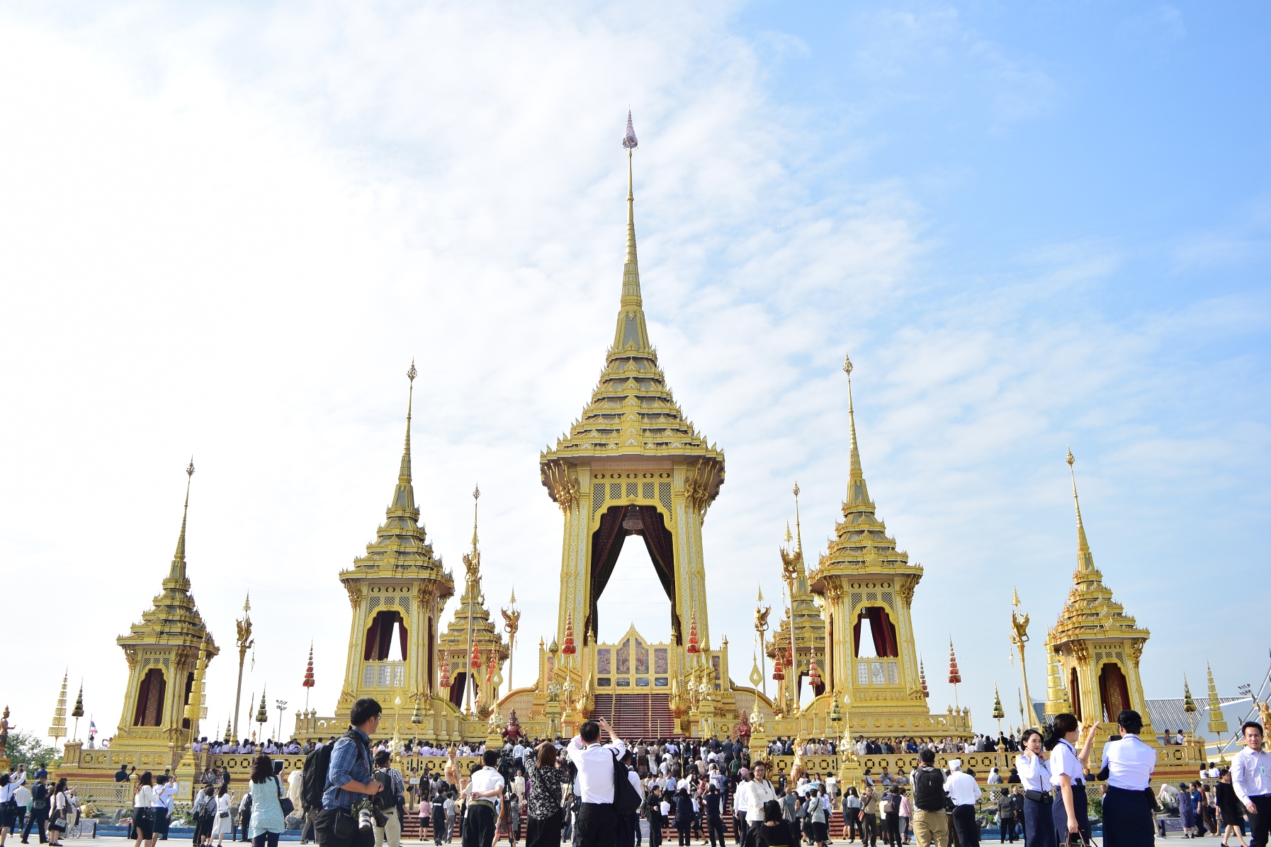 สมเด็จพระเจ้าอยู่หัว พระราชทานราชานุญาต ขยายวันเข้าชมพระเมรุมาศ ถึง 31 ธ.ค.