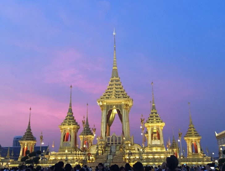 ปชช.เข้าชมพระเมรุมาศยามเย็น เปล่งประกายเหลืองทองอร่าม พร้อมการแสดงโขนวันแรก (คลิป)