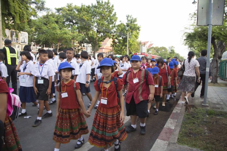 “หมอธี” นำนร.ด้อยโอกาส 7 พันคนชมพระเมรุมาศ เด็กบกพร่องทางการได้ยินยกย่องสมพระเกียรติ