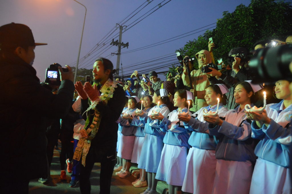 “ตูน บอดี้สเเลม” วิ่งฝ่าอากาศหนาว หมอกจัด 12 องศา ชาวพะเยาพร้อมใจต้อนรับ