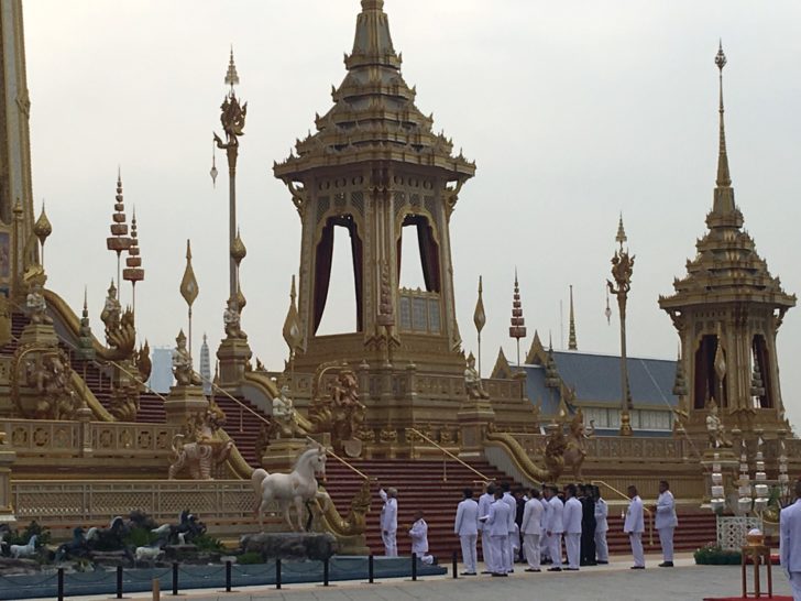 โปรดเกล้าฯ “สุรยุทธ์” เป็นผู้แทนพระองค์อัญเชิญนพปฎลมหาเศวตฉัตรลงจากยอดพระเมรุมาศ