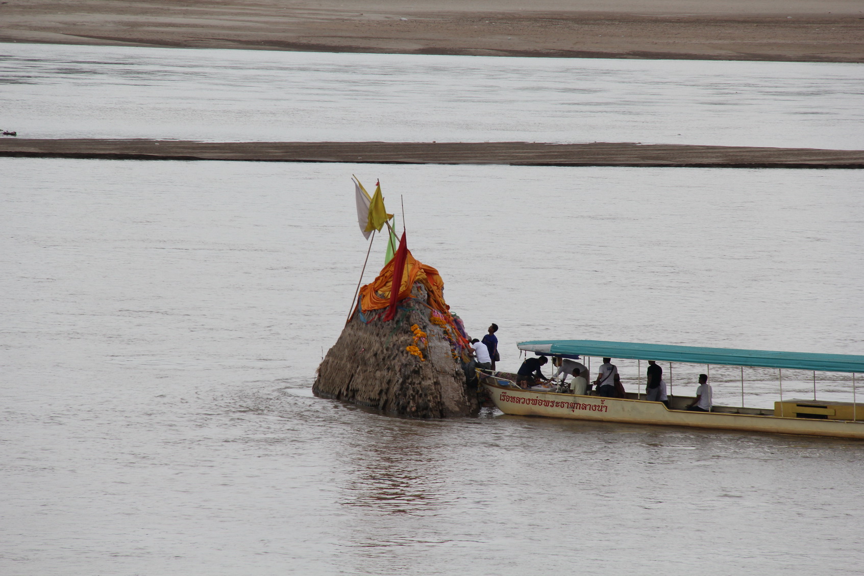 หนองคายน้ำโขงลดต่ำ พระธาตุกลางน้ำผุด ชาวไทย-สปป.ลาวแห่สักการะ