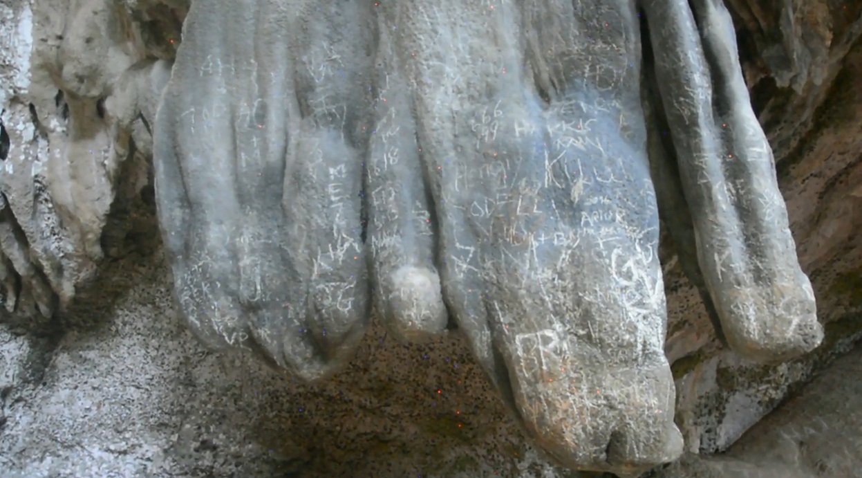 จวกยับ! มือดีจารึกชื่อ ‘ผนังถ้ำเกาะพีพี’ เสียหายหนักมาก วอนทัวร์แจ้งเตือน นทท.