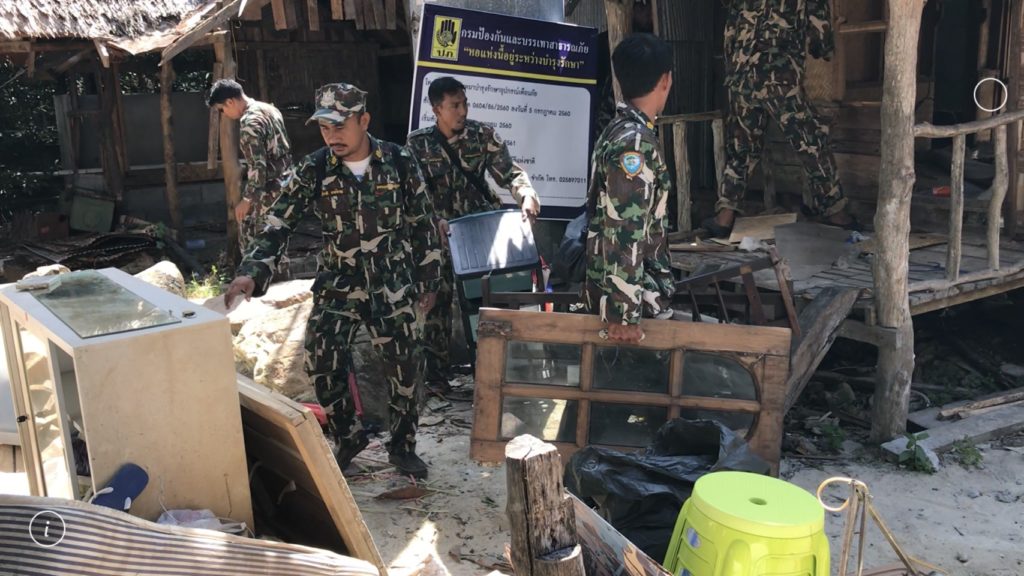 รื้อแล้ว! เจ้าหน้าที่อุทยานฯรื้อบ้าน 6 หลังบนเกาะพีพีหลังศาลตัดสินจำคุกผู้บุกรุก