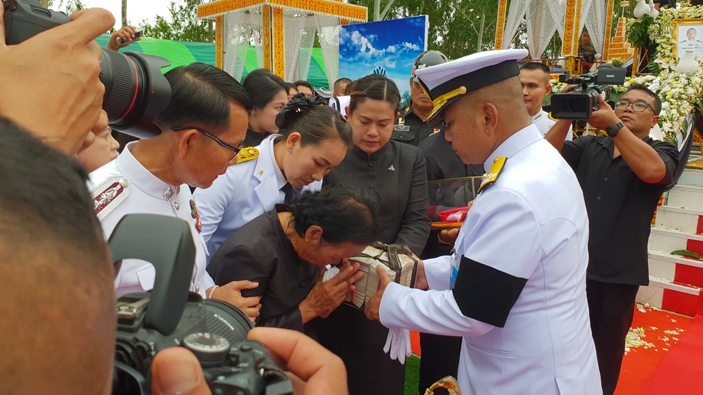 คลื่นมหาชนร่วมอาลัย ‘น.ต.สมาน’ ในพิธีพระราชทานเพลิงศพ (ภาพชุด)