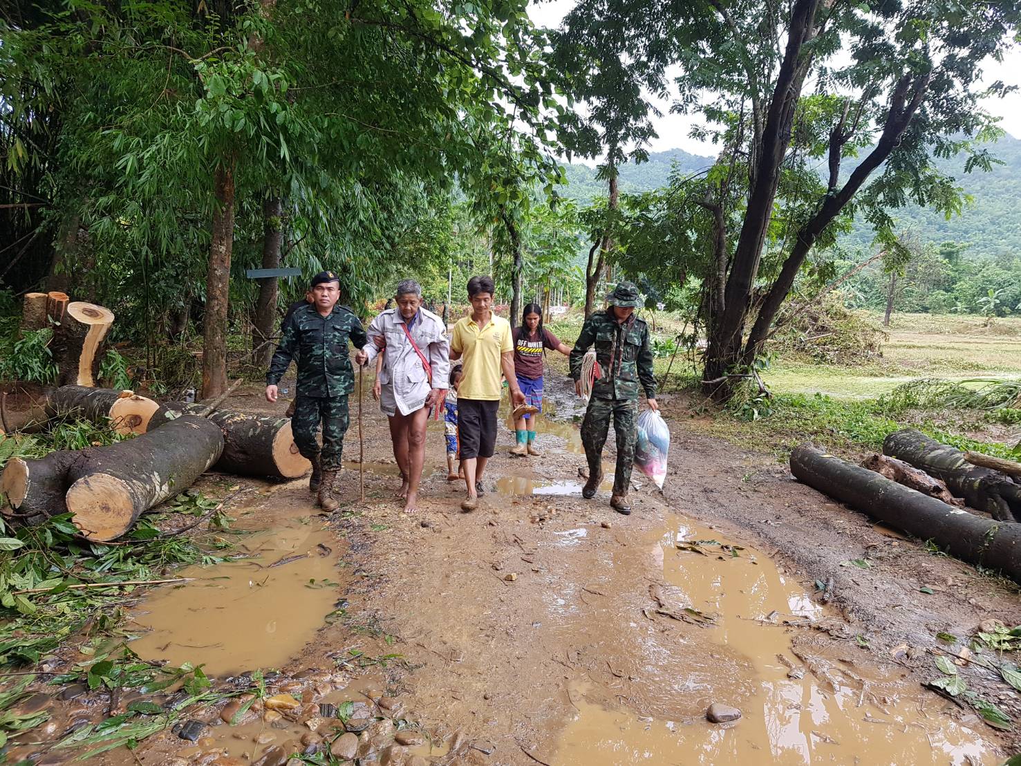 ผู้ว่าฯ เผยพิษพายุโซนร้อน “เซินติญ” ถล่มสังขละบุรี ทำปชช.เดือดร้อนกว่า 1 พันครัวเรือน