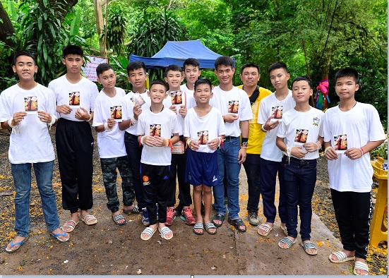 “13 หมูป่า” ทำพิธีขอขมาเจ้าแม่นางนอนหน้าถ้ำหลวง