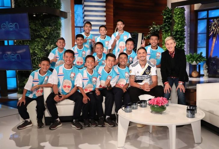 ทรูวิชั่นไลฟ์สด “13 หมูป่าฯ” สัมภาษณ์รายการทอล์คโชว์ดังอเมริกา กระทบไหล่ “ซลาตัน”