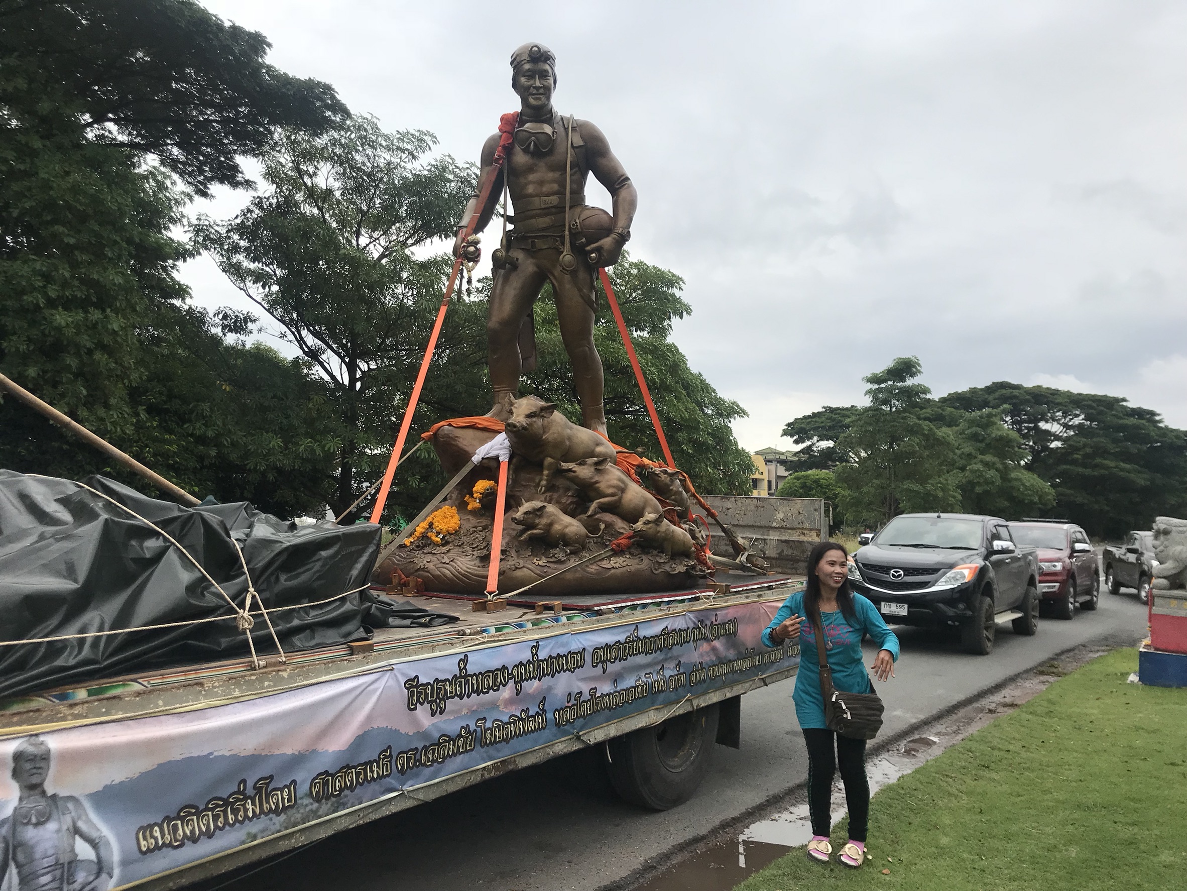 รูปปั้นจ่าแซมถึงเชียงราย-อ.เฉลิมชัยเผยตกแต่งภาพถ้ำหลวงเพิ่มเติม คาด4-5วันแล้วเสร็จ
