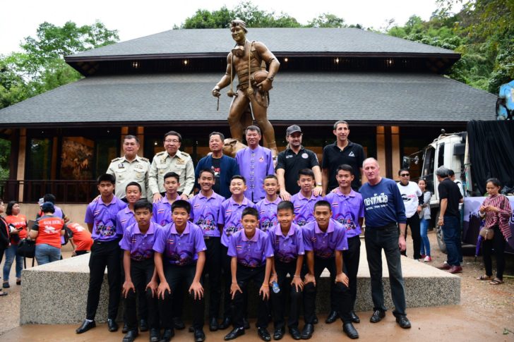 รูปหล่อ “จ่าแซม” ถึง “ถ้ำหลวง” แล้ว ภรรยาตื้นตัน เหมือนจริงมาก คล้ายสามียิ้มให้