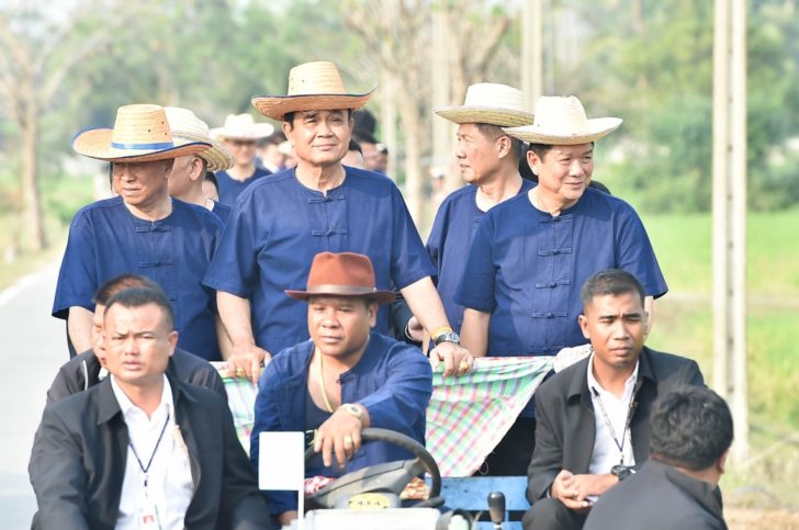 “บิ๊กตู่” เตือนประชาชน อย่าไปฟังพรรคการเมืองหาเสียงนโบายข้าวขายฝัน