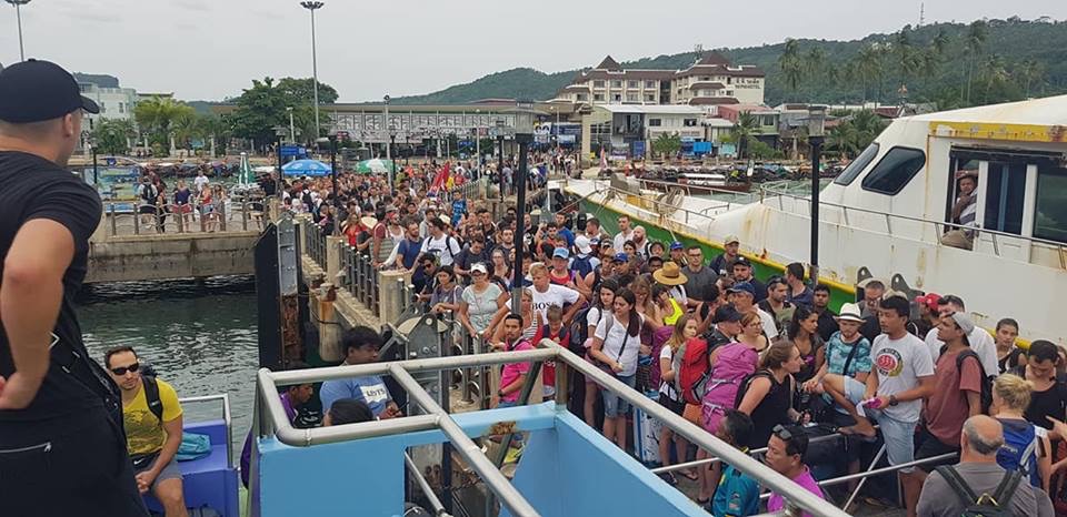 โกลาหล!! นักท่องเที่ยวนับพันคนหนี “ปาบึก” แห่ขึ้นเรือออกจากเกาะพีพี