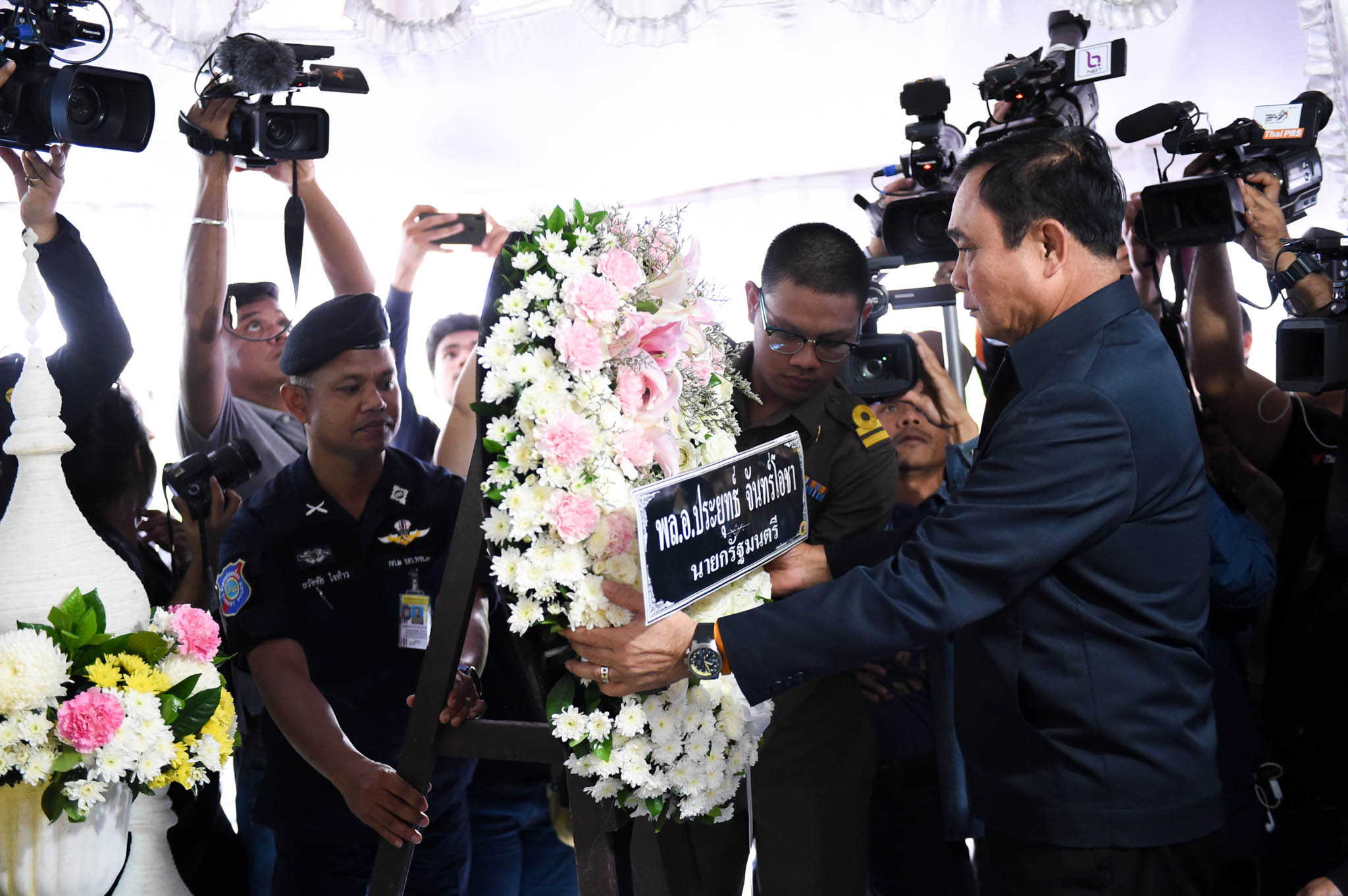 ‘บิ๊กตู่’ วางพวงหรีดเหยื่อพายุปาบึก สั่ง จนท.เร่งช่วย-สำรวจความเสียหายภายใน 15 วัน