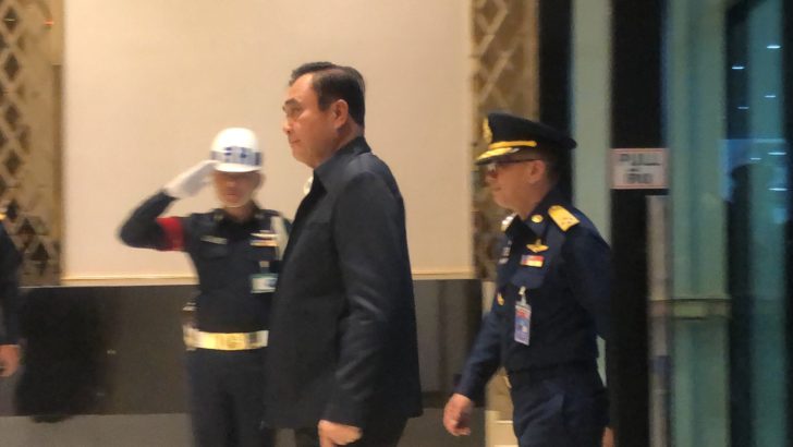 “บิ๊กตู่” บินนครศรีธรรมราช พบผู้ประสบภัย ตรวจสภาพความเสียหายจากพายุปาบึก