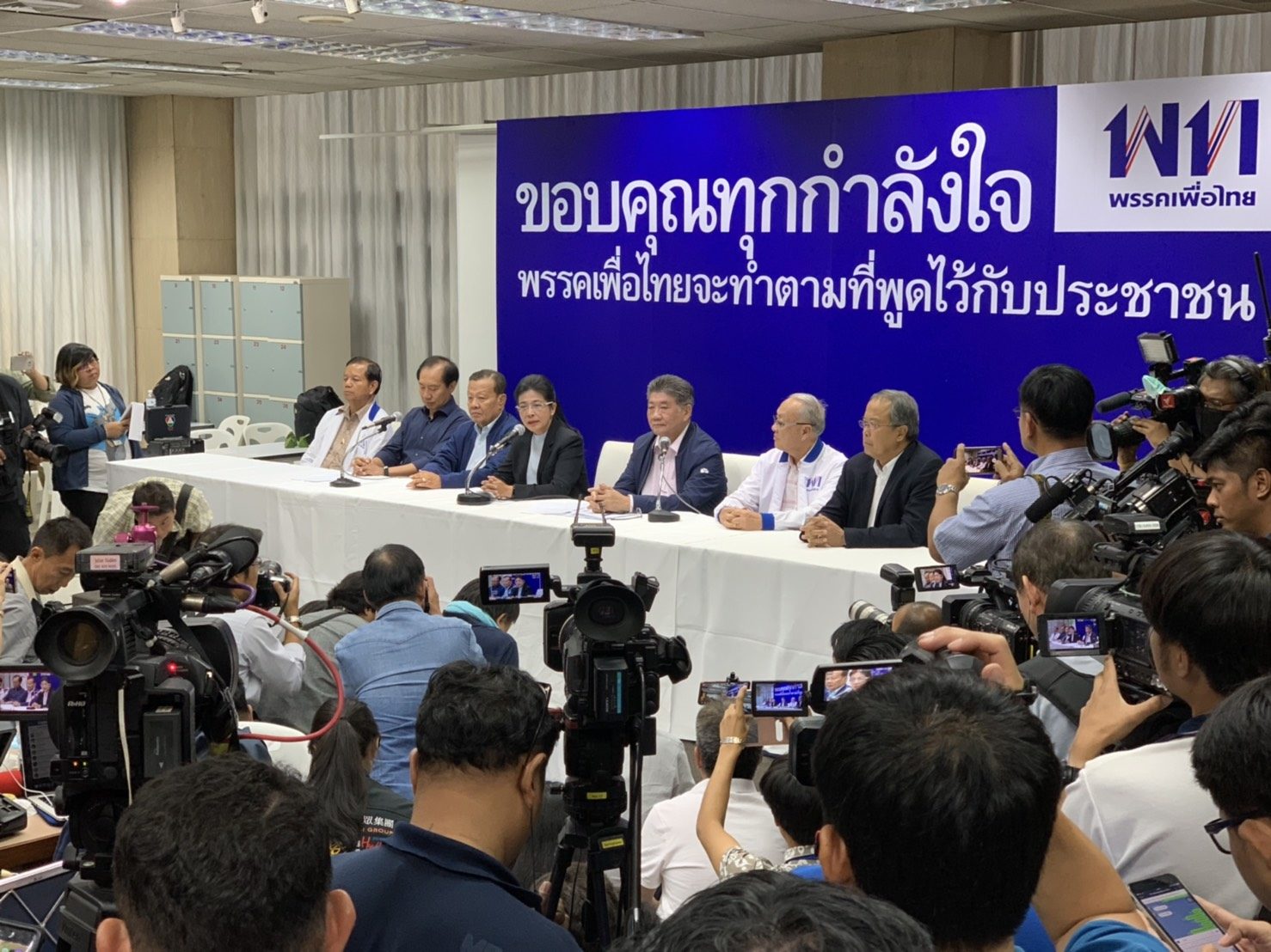 เพื่อไทยขู่! ล็อก 300 เสียง ดีลพรรคร่วมฝ่ายประชาธิปไตย ชิงจัดตั้งรัฐบาล