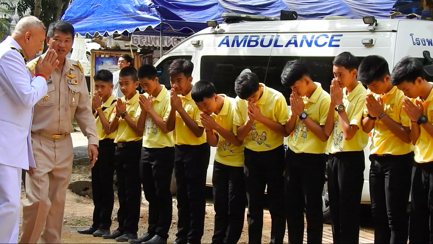 เชียงรายทำบุญรำลึกจ่าแซม-สืบชะตา 13 หมูป่า ณ ลานหน้าถ้ำหลวง-ขุนน้ำนางนอน