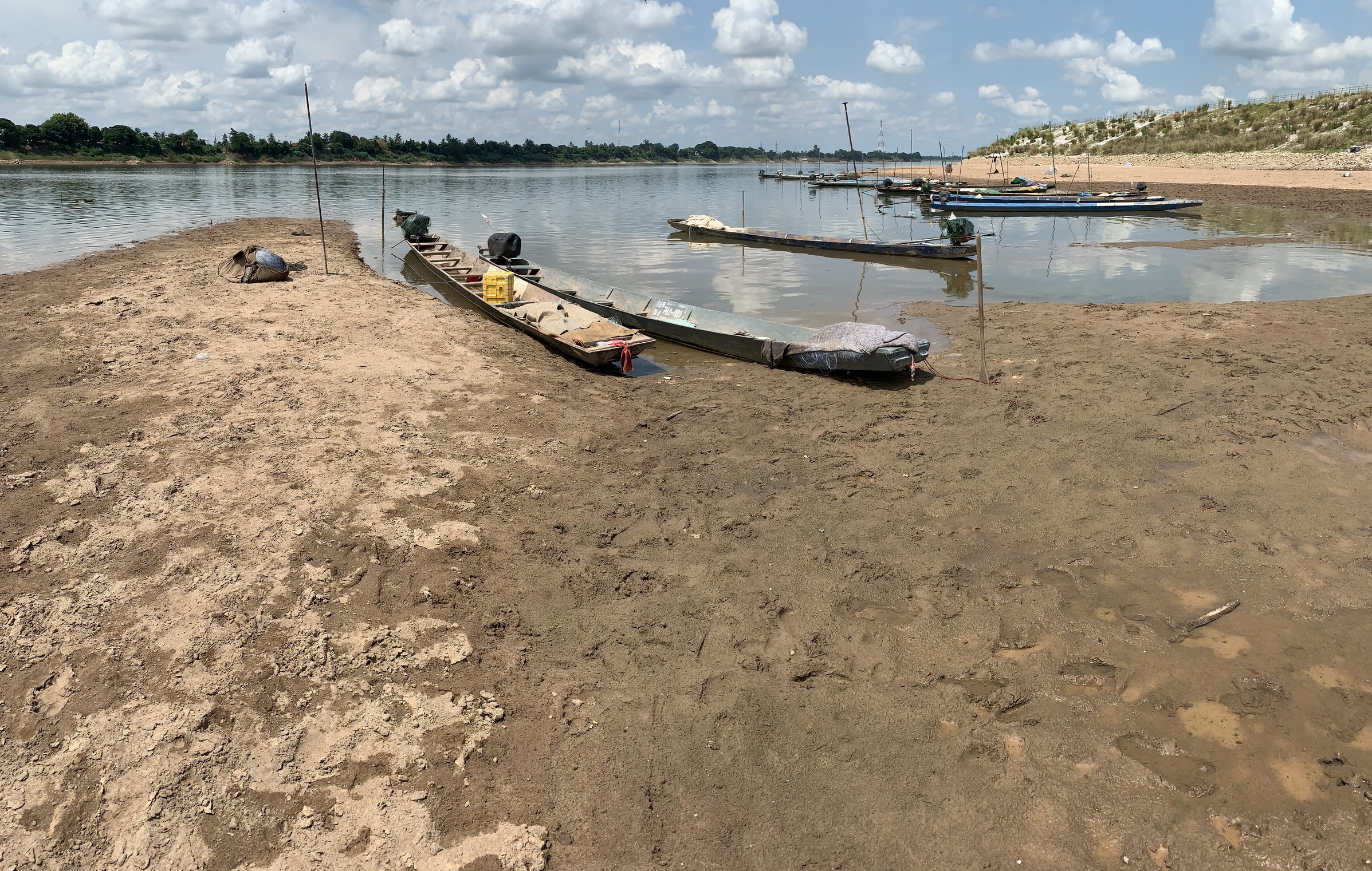 เรือขนส่งน้ำโขงเกยตื้น-จีนเร่งสร้างเขื่อนใหม่