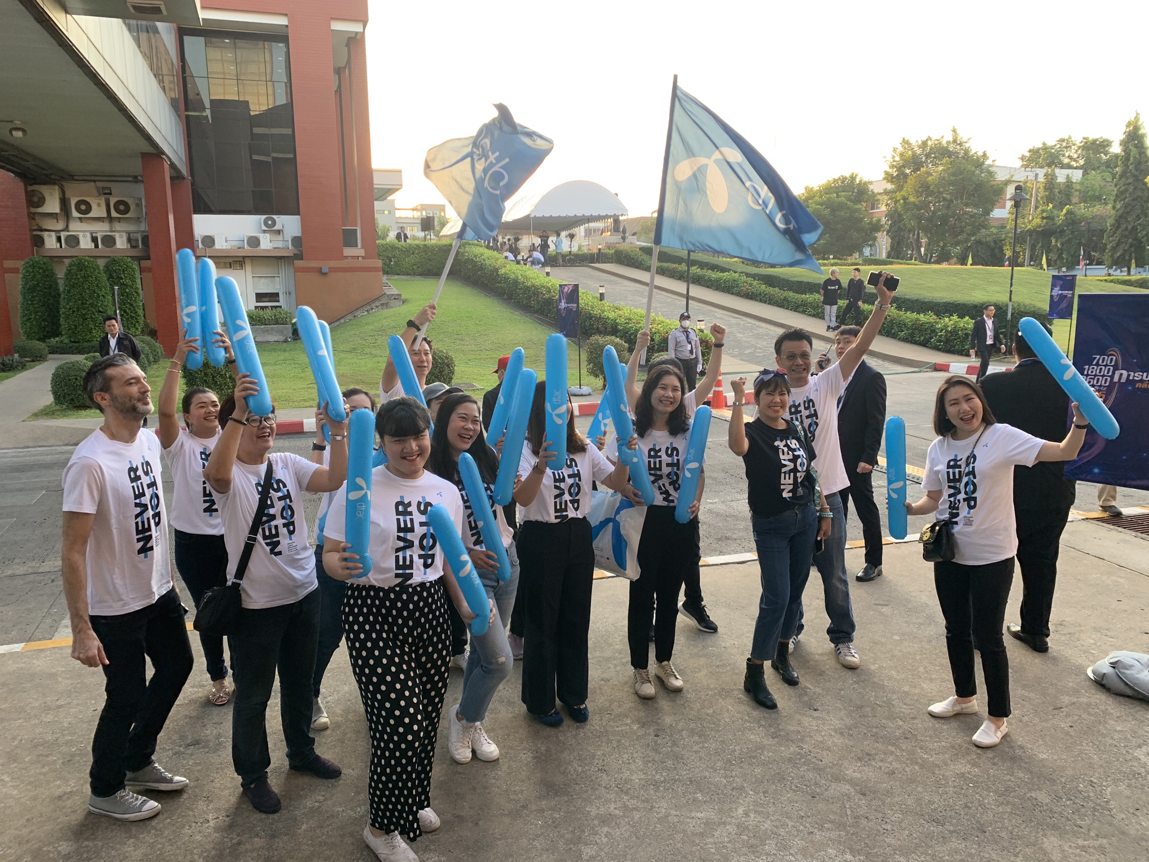 ประมูลน้อยแต่มาเร็ว! ซีอีโอ dtac ยกขบวนทีมประมูล 5G ถึง กสทช. แล้ว (คลิป)