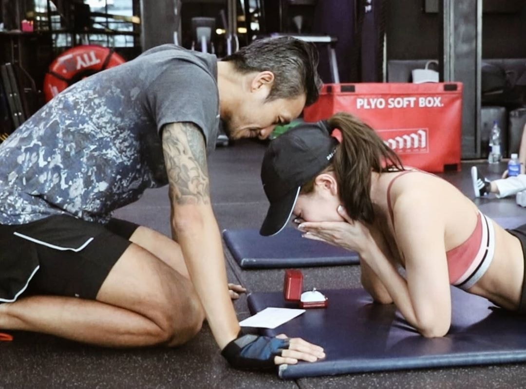 “ตูน-ก้อย” เฉลย “ขอแต่งงาน” วันวาเลนไทน์ ตอนทำ plank ในยิม