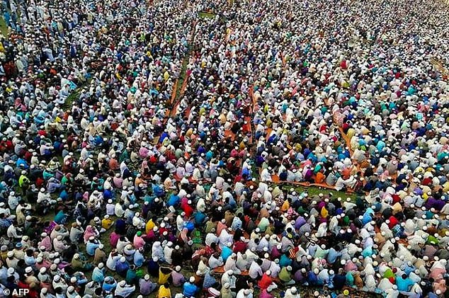 บังคลาเทศสวดมนต์หมู่ 30,000 ชีวิต หวั่นแพร่กระจายโควิด -19
