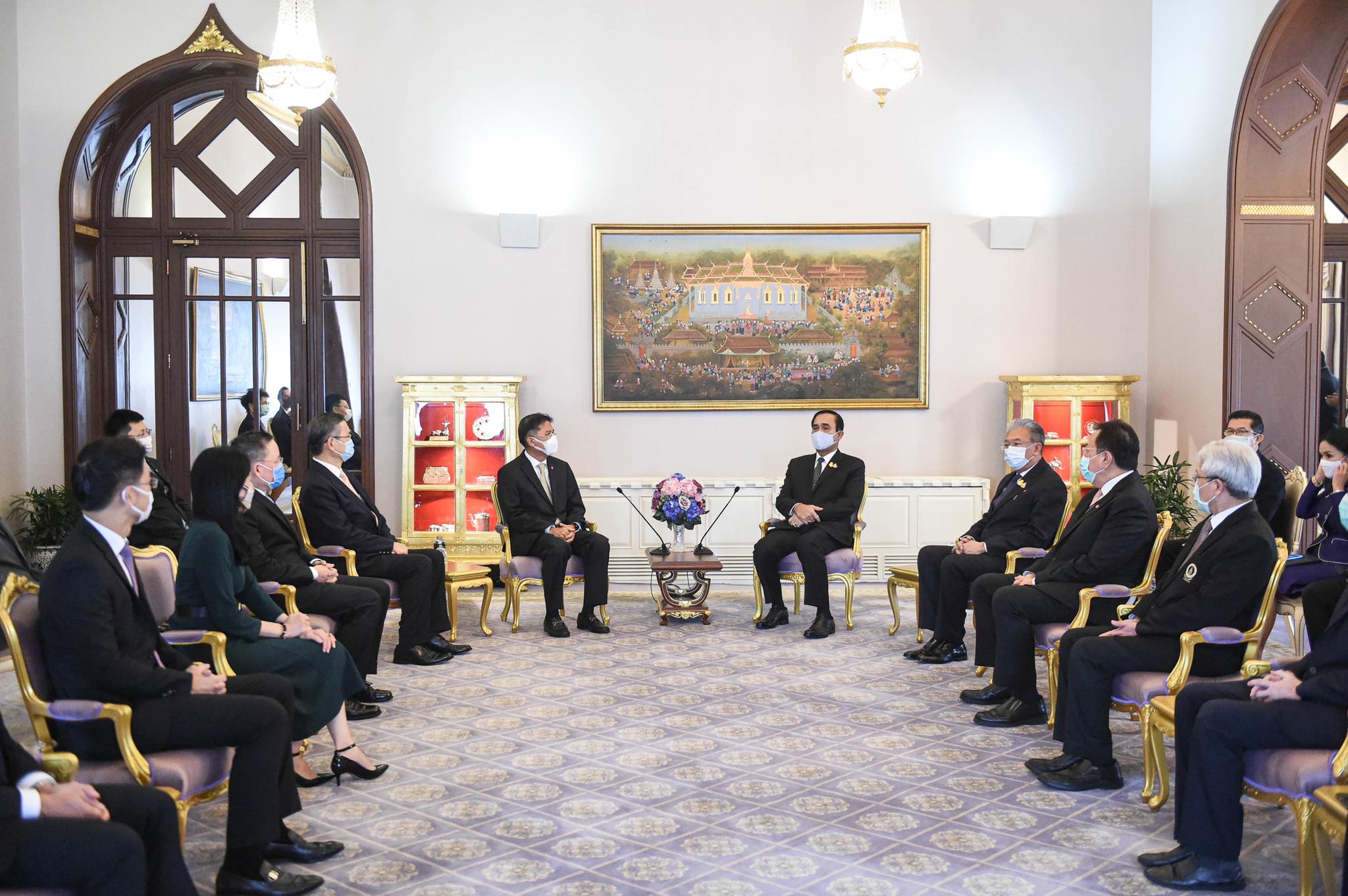 เดอะมอลล์-สมาคมธนาคารไทย มอบเงินรักษาผู้ป่วยโควิด รวม 70 ล้านบาท
