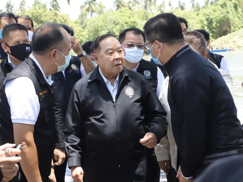 “ประวิตร”สั่งรับมือฤดูฝน เก็บผักตบเปิดทางกักน้ำ