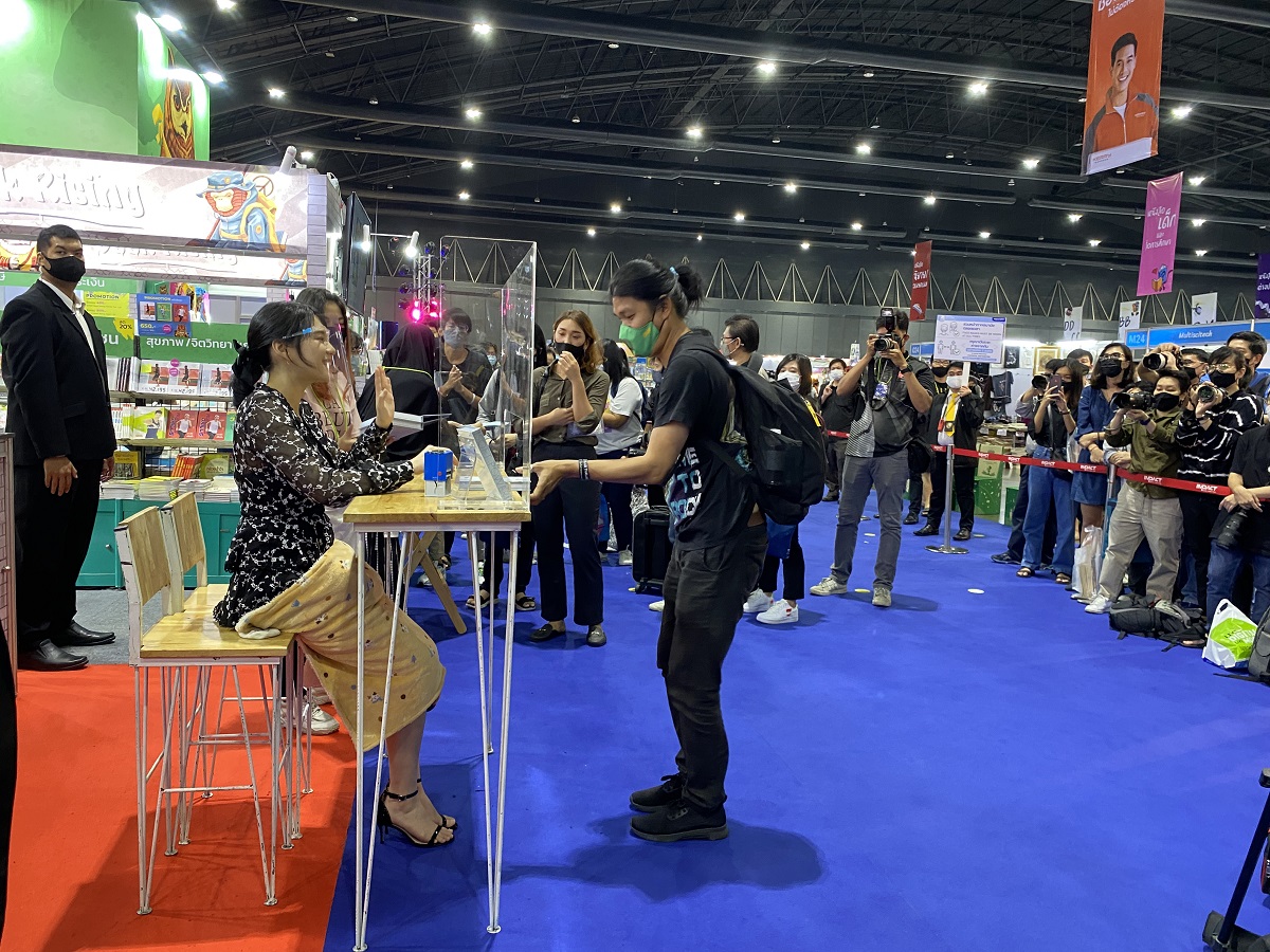 “เฌอปราง BNK48” ประทับตราหนังสือ Soft Power แฟนคลับต่อคิวล้นบูทมติชน