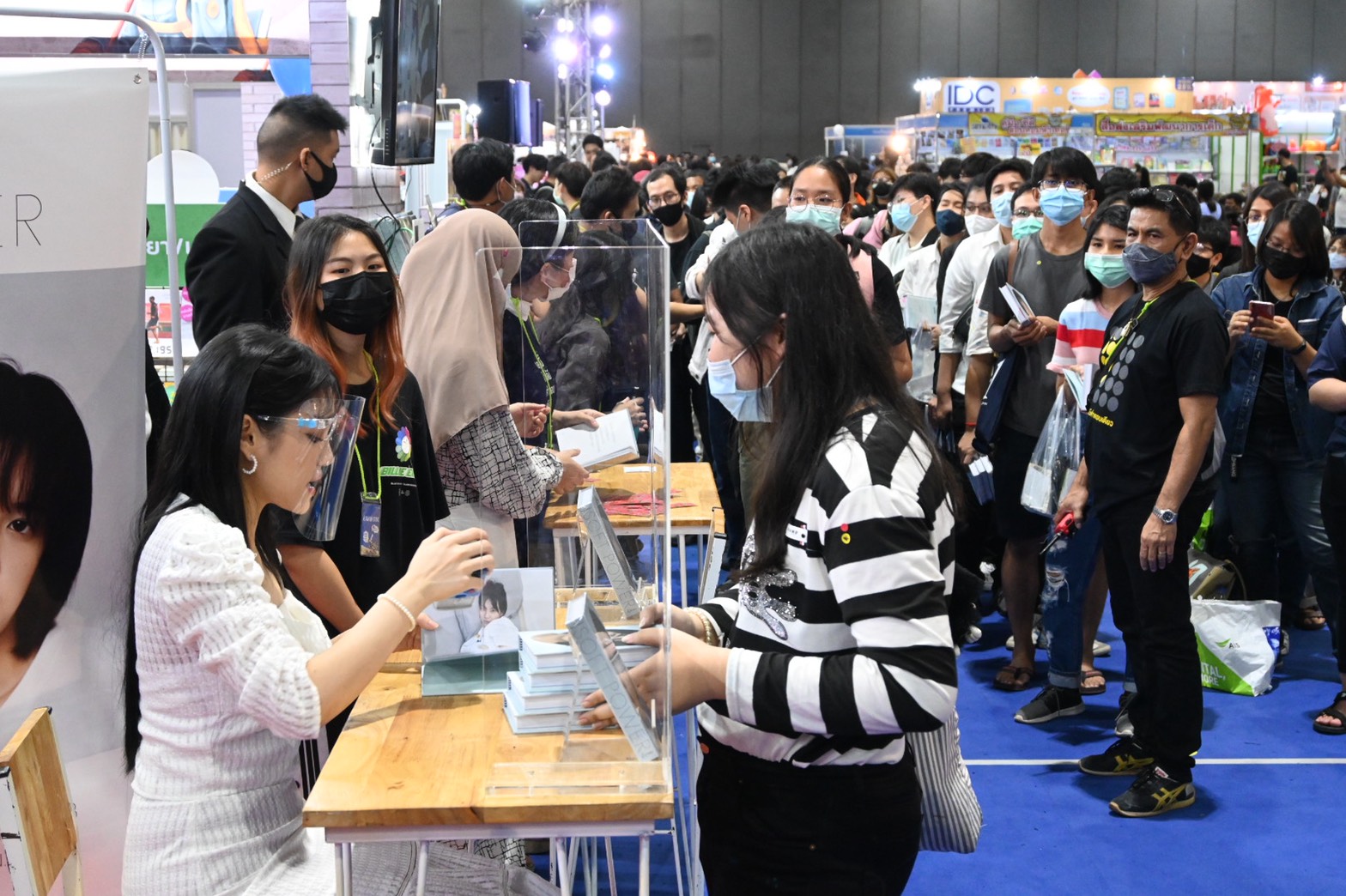 เฌอปราง เปิดตัว ‘Soft Power’ แฟนคลับแห่ให้กำลังใจแน่นมหกรรมหนังสือ