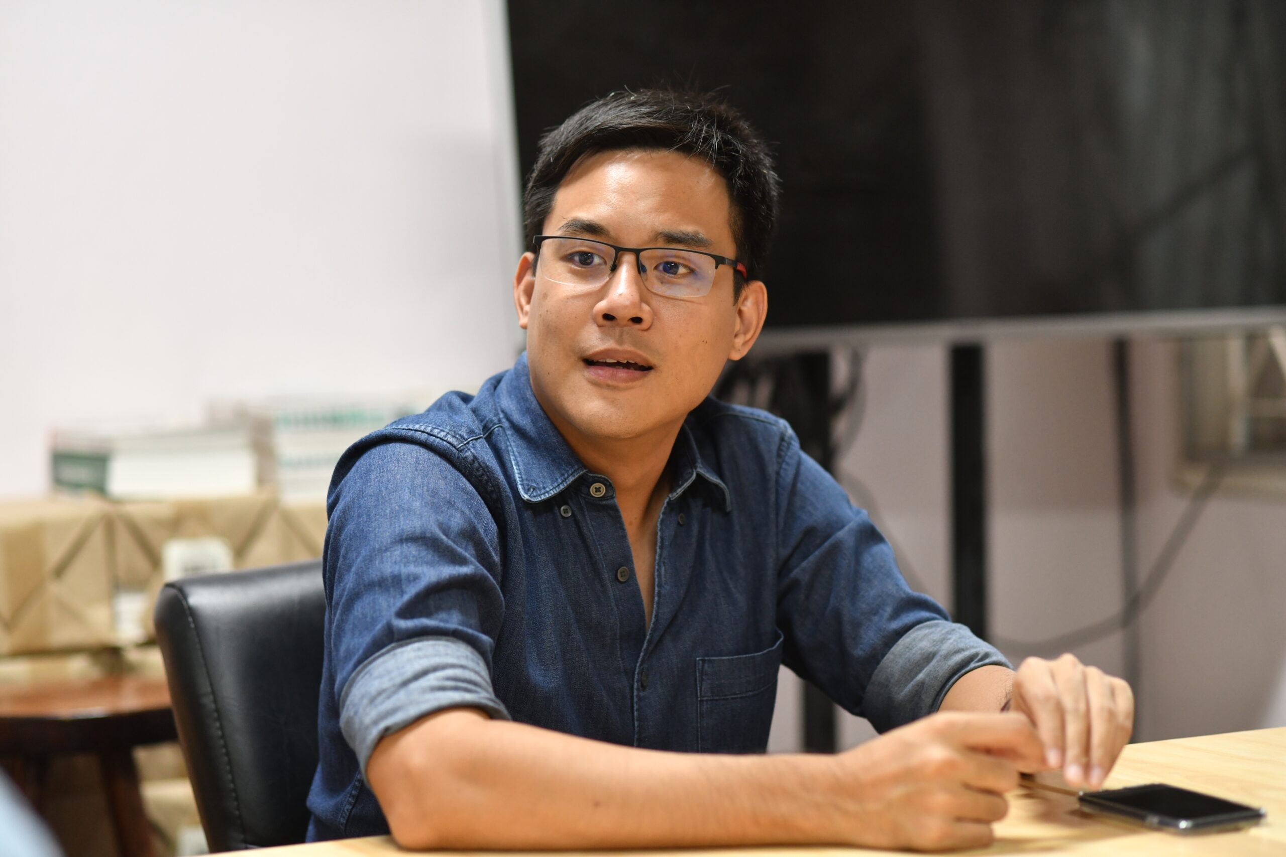 “ยิ่งชีพ” นำทีม สฤณี-จอห์น จ่อฟ้องกองทัพบก หยุดปฏิบัติการ IO