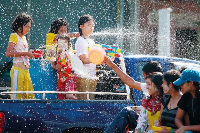 สงกรานต์ 2566 แจกประกันอุบัติเหตุ ฟรี เช็กเงื่อนไขแต่ละบริษัท ที่นี่!