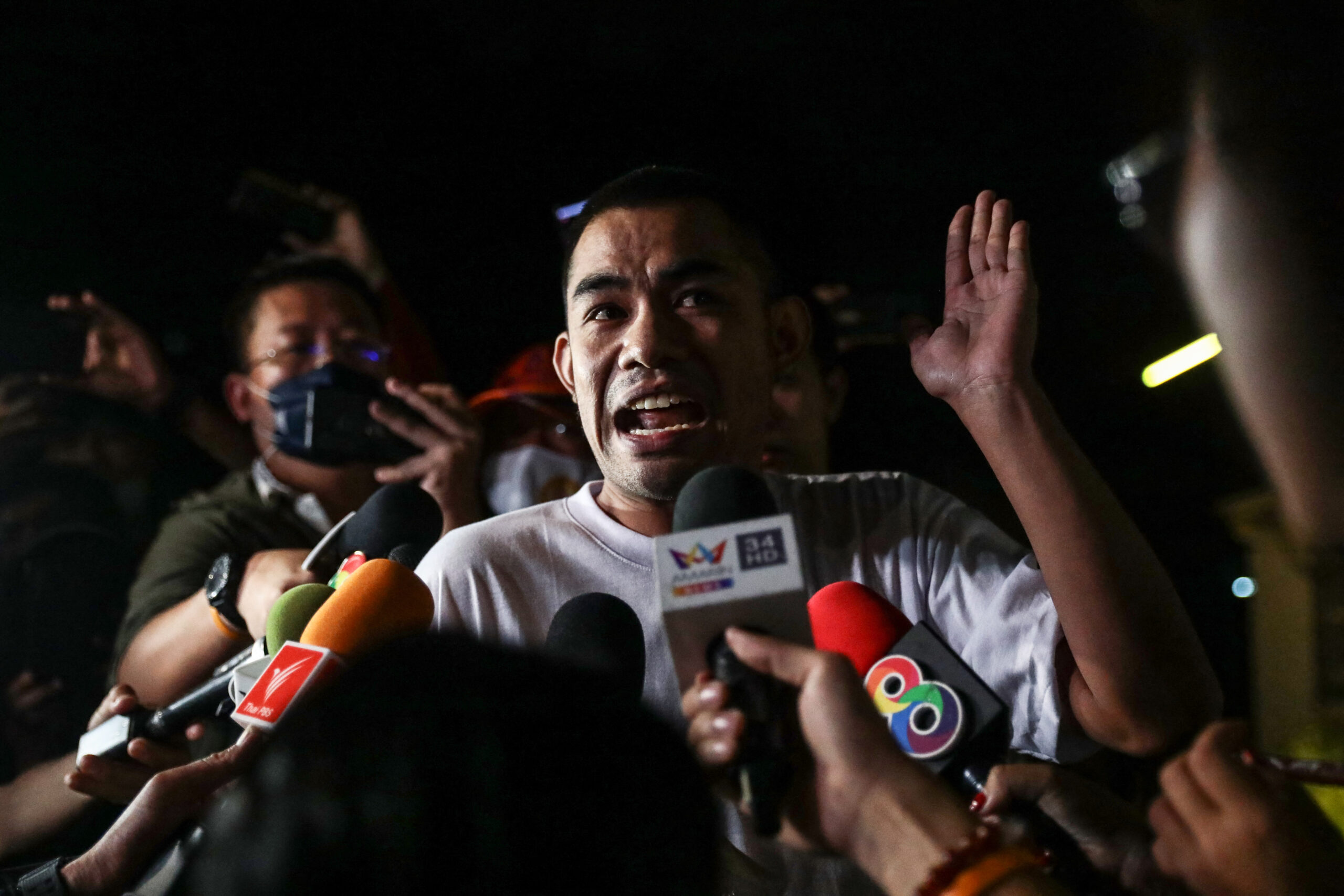 ศาลอาญาให้ประกันตัว “หมอลำเเบงค์” คนเดียว “ไผ่-สมยศ” เข้าคุกต่อ