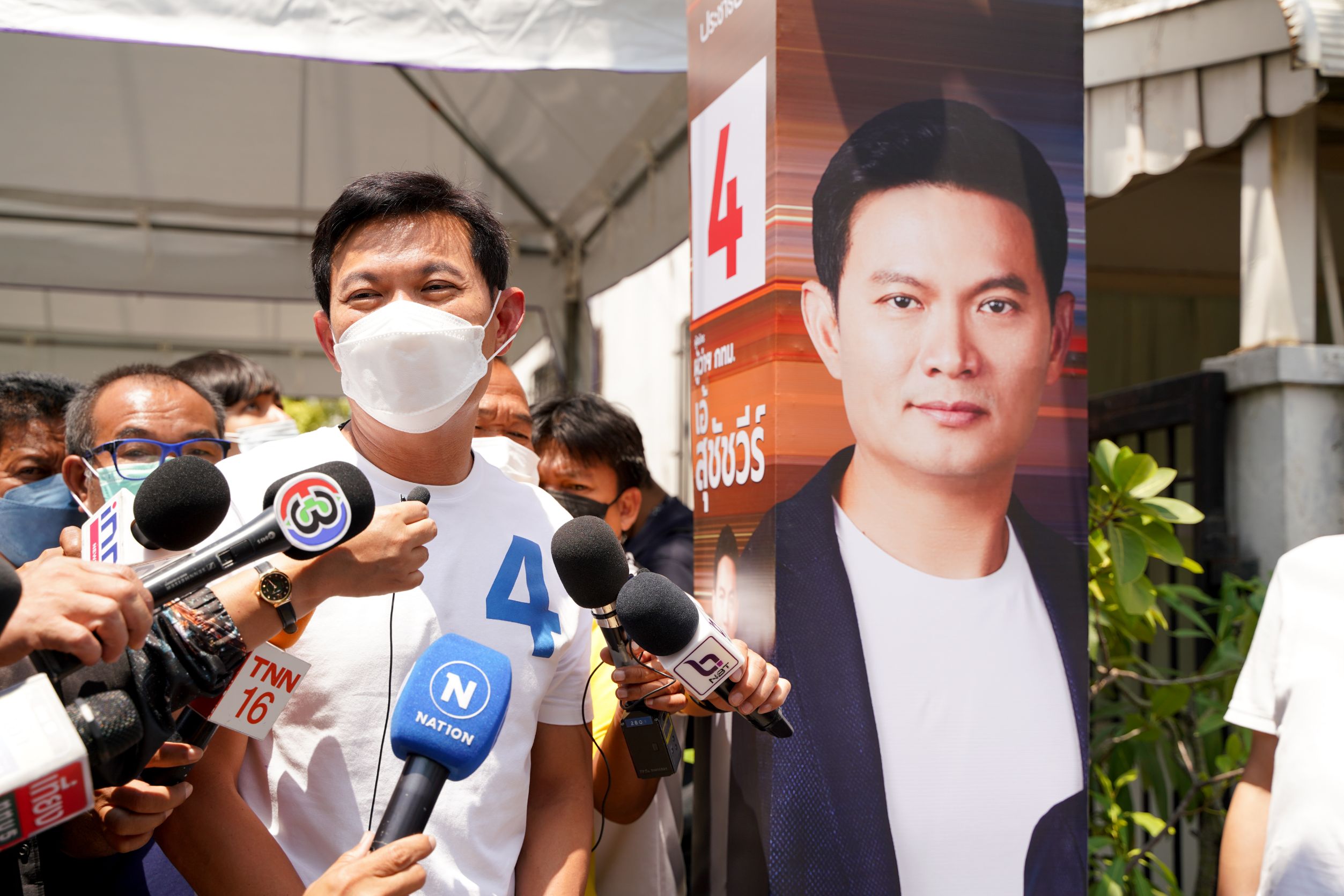 สุชัชวีร์ เปิดตัวป้ายหาเสียงรูปแบบใหม่ ไม่กีดขวางทางสัญจร