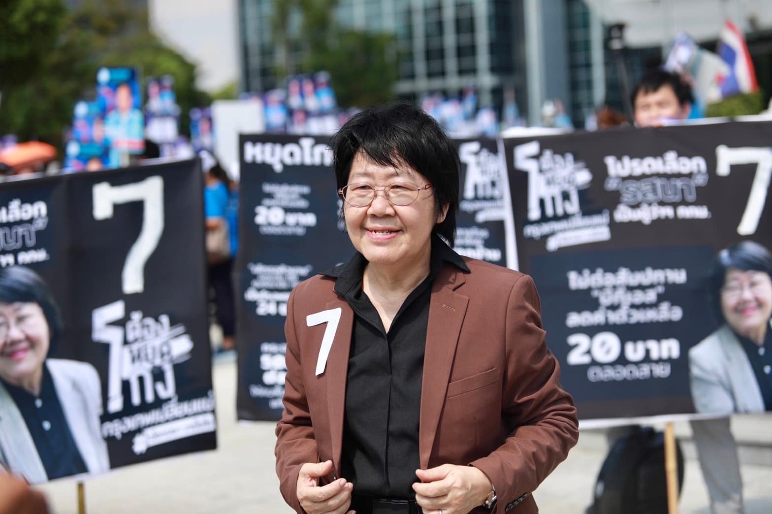 รสนา โตสิตระกูล ผู้สมัครรับการเลือกตั้งเป็นผู้ว่าราชการกรุงเทพมหานคร หมายเลข 7 ผุดไอเดียทำป้ายหาเสียงจากวัสดุใช้แล้ว เป็นงานศิลป์แฮนด์เมดไม่เพิ่มขยะ กทม.