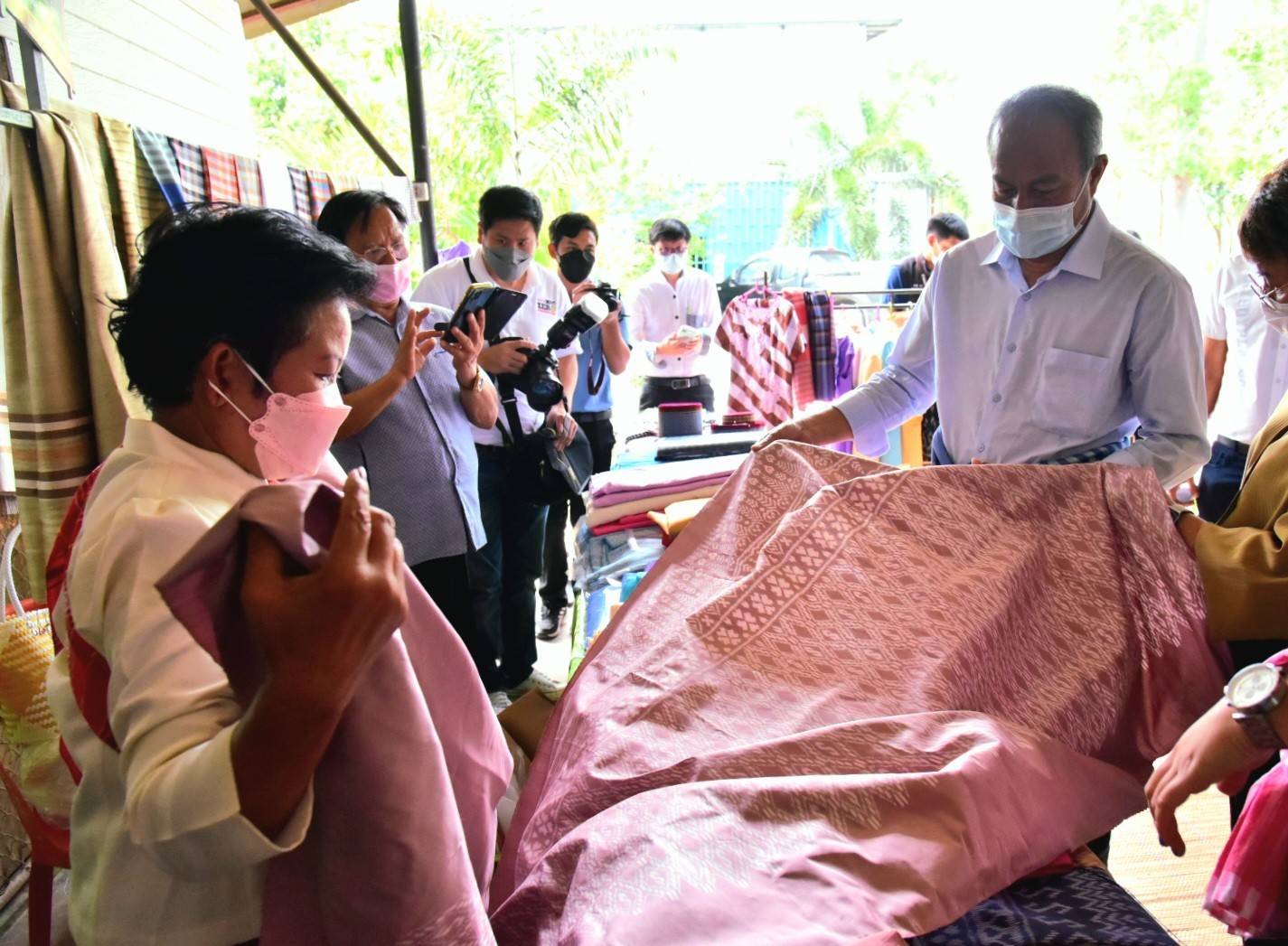 สินิตย์ หนุนพัฒนา ผ้าทอยโสธร เพิ่มรายได้ให้ชุมชน