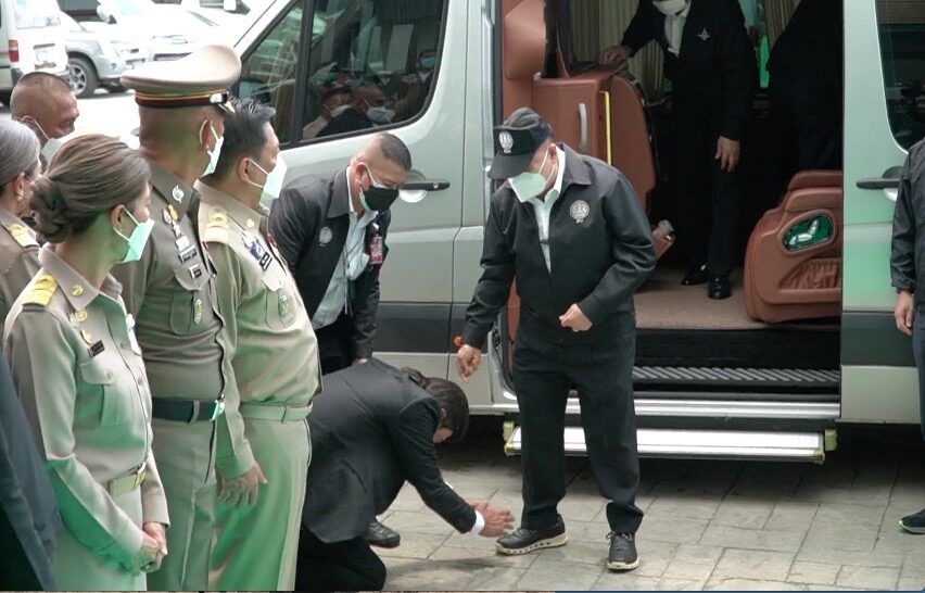 กรุงศรีวิไล ก้มกราบ ประวิตร
