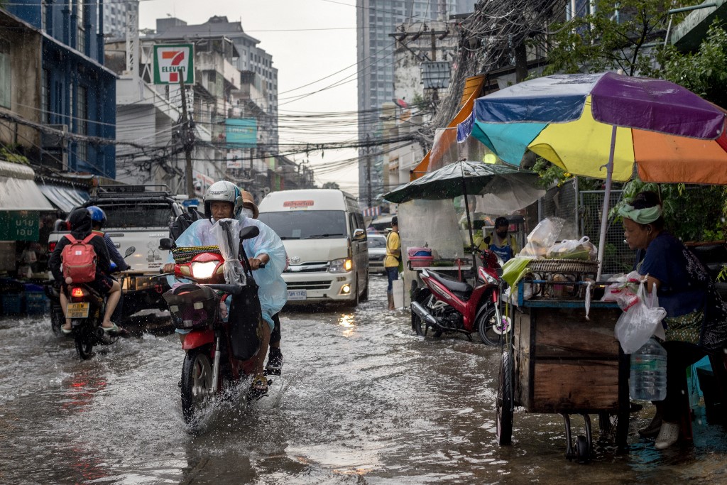 กรมอุตุฯเตือน 24 ชั่วโมงข้างหน้า กทม.ฝนตกหนัก-หนักมาก 80% ของพื้นที่