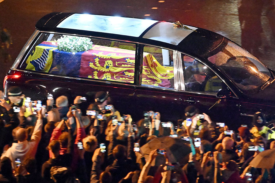 พระบรมศพควีน ถึงวังบักกิงแฮมแล้ว เสียงกึกก้อง God save the queen!