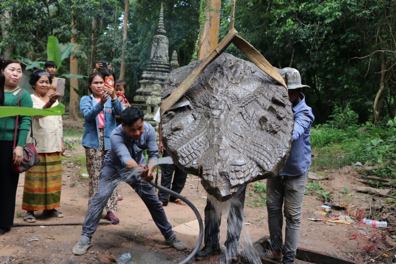 ตะลึงรูปปั้น หัวพญานาค เมืองนครธม โผล่จากดิน นาทีต้นไม้โค่น