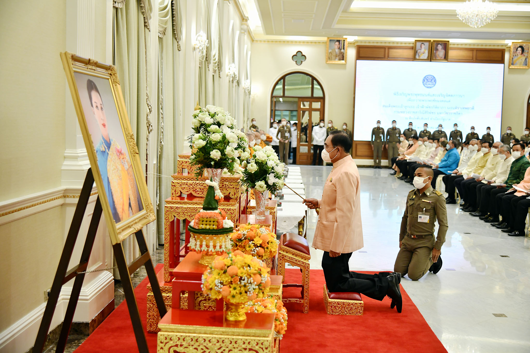 ประยุทธ์ นำ ครม. คู่สมรส เป็นประธานพิธีเจริญพระพุทธมนต์ ถวายพระพรชัยมงคลเจ้าฟ้าพัชรกิติยาภาฯ