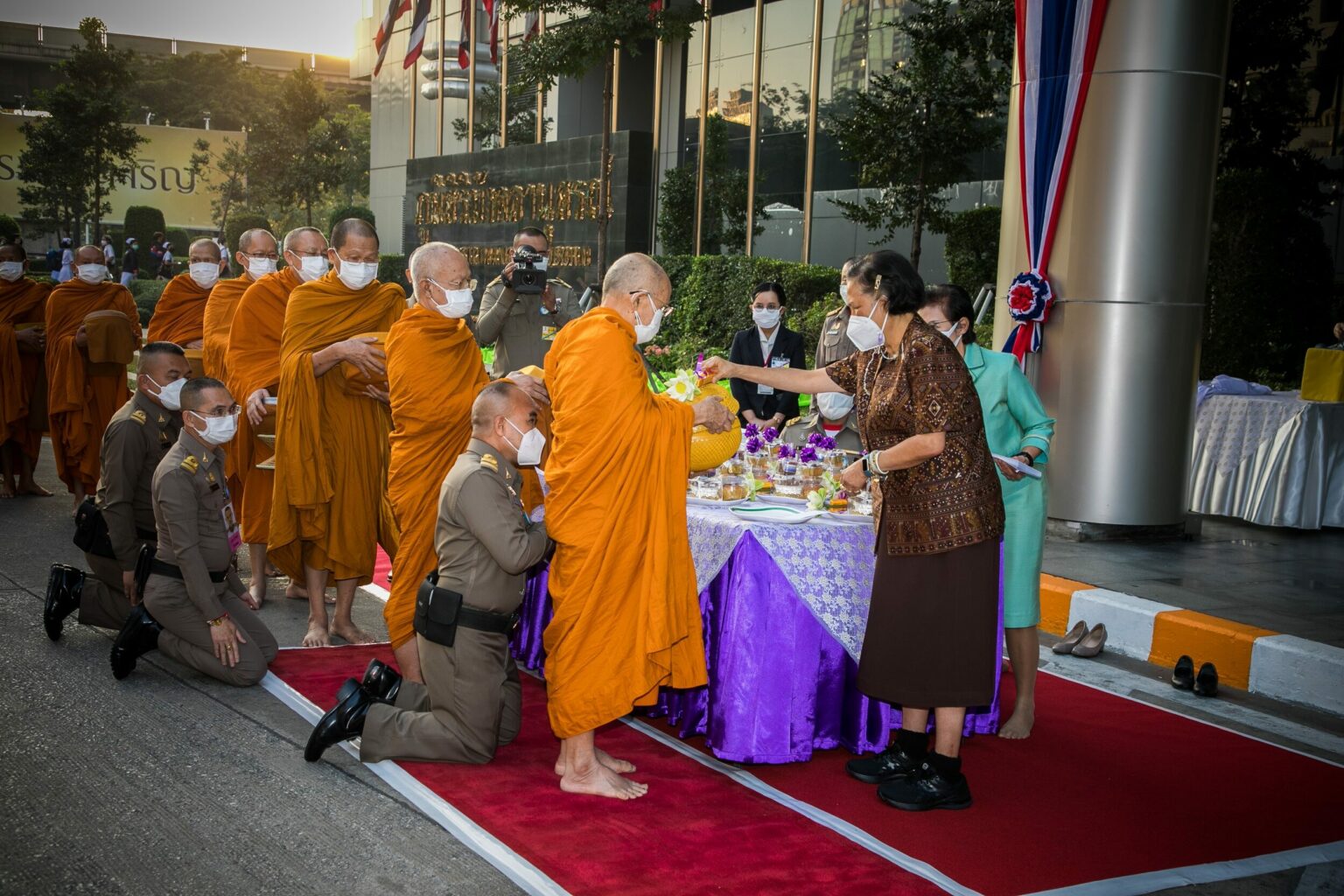 กรมสมเด็จพระเทพฯ เสด็จฯ ทรงบาตรพระราชทานพรปีใหม่ ณ รพ.จุฬาลงกรณ์