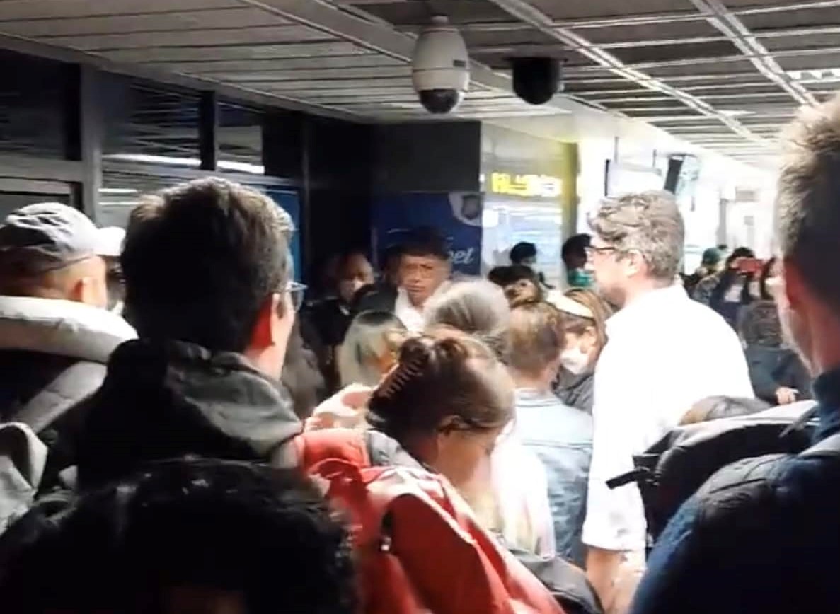 สนามบินภูเก็ตวุ่น ผู้โดยสารถูกลอยแพกว่า 300 ชีวิต
