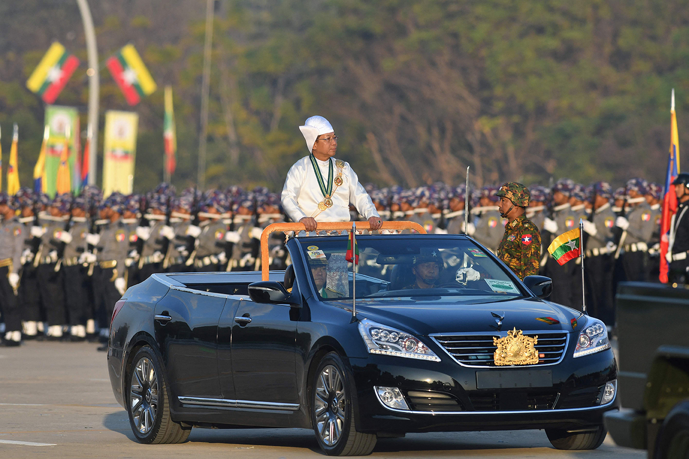 มินอ่องลาย โวจัดเลือกตั้ง วันฉลองเอกราชพม่า โชว์กองทัพ-ชูพระสุดโต่ง