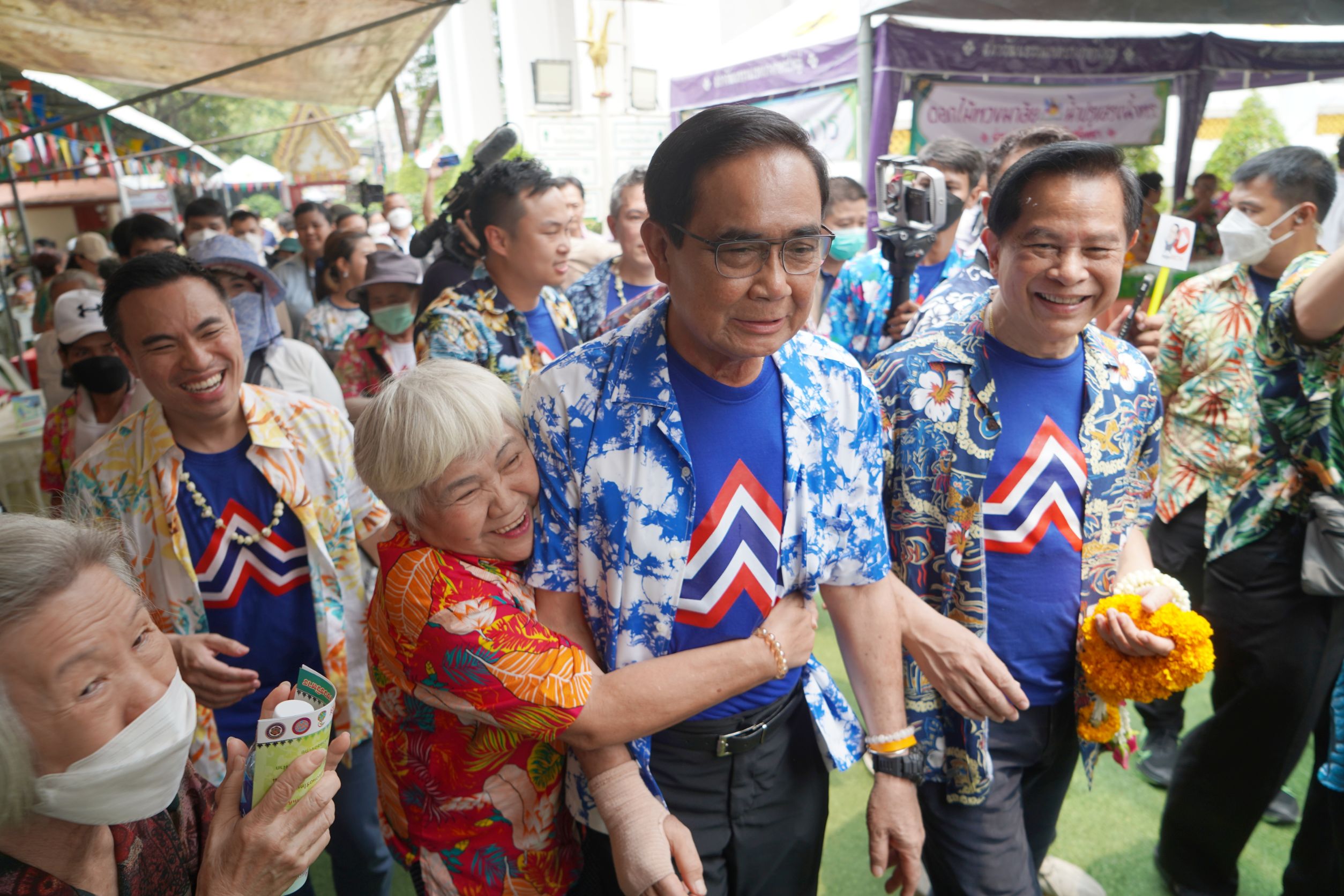 ประยุทธ์ เดินหาเสียง ตลาดบองมาร์เช่-จตุจักร ครั้งแรกในรอบ 17 ปี