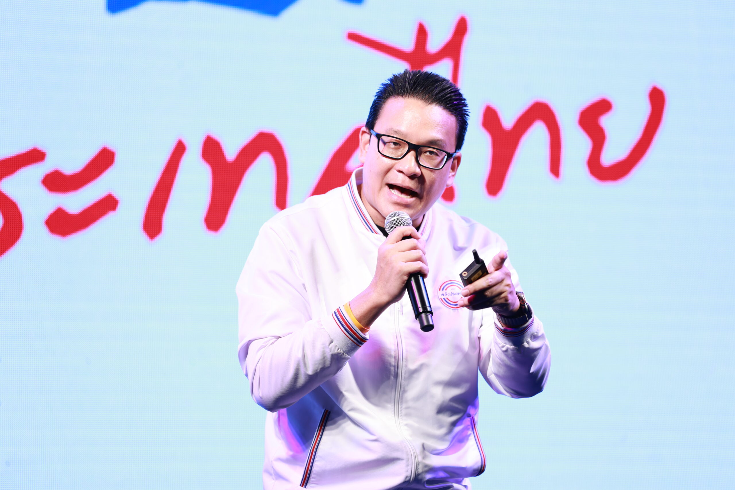 ประวิตร เป็นนายกรัฐมนตรี ยังไหว สกลธี ชูกองทุนประชารัฐ 3 แสนล้าน อุ้มคน กทม.